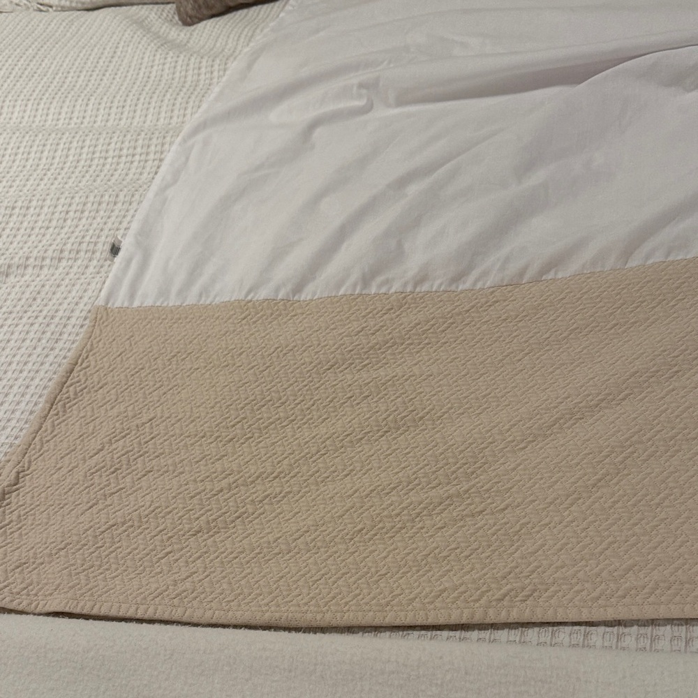 Fieldcrest Cream bedskirt - Queen
